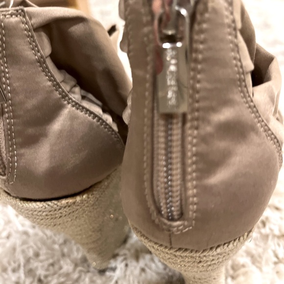 Jennifer Lopez Espadrilles 4” heels Size 8 Gold/Tan - Picture 6 of 7